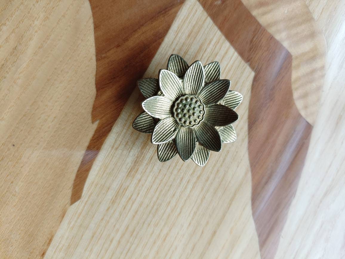 Gold brass sacred lotus flower cabinet pull/Gold water lily drawer pull/Gold flower drawer knob/Brass waterlily door knob/brass hardware