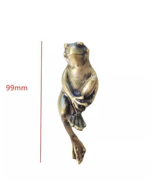 Aged brass frog shaped door knob/Frog drawer pull/Bronze wardrobe door handle/Novelty drawer pull/unique cabinet handle/bronze hardware
