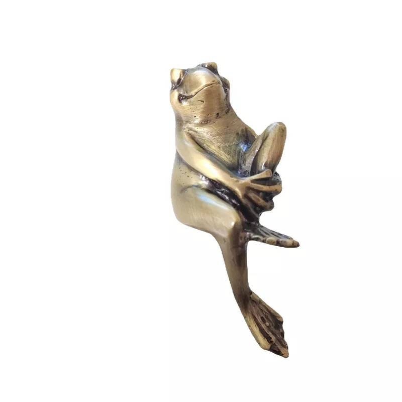 Aged brass frog shaped door knob/Frog drawer pull/Bronze wardrobe door handle/Novelty drawer pull/unique cabinet handle/bronze hardware