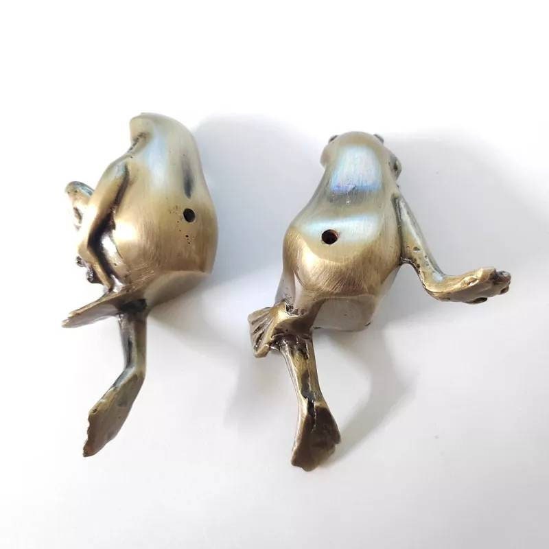 Aged brass frog shaped door knob/Frog drawer pull/Bronze wardrobe door handle/Novelty drawer pull/unique cabinet handle/bronze hardware