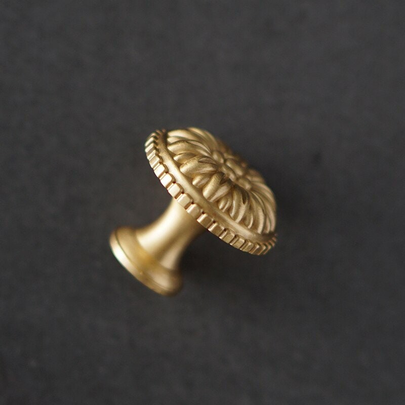 Gold brass dandelion design drawer knob/Daisy design cabinet pull/Vintage style door handle/Brass furniture hardware/Round gold drawer pull