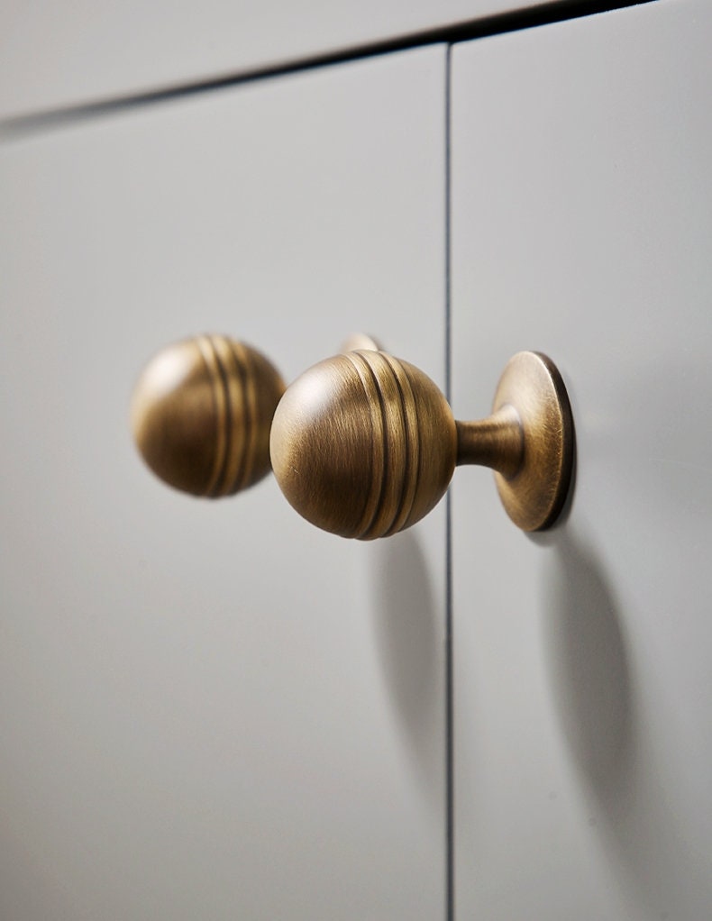 Classic style bronze drawer knob/Solid brass door knob/Round bronze drawer pull/Bronze furniture hardware/Bronze cabinet handle/MCM style