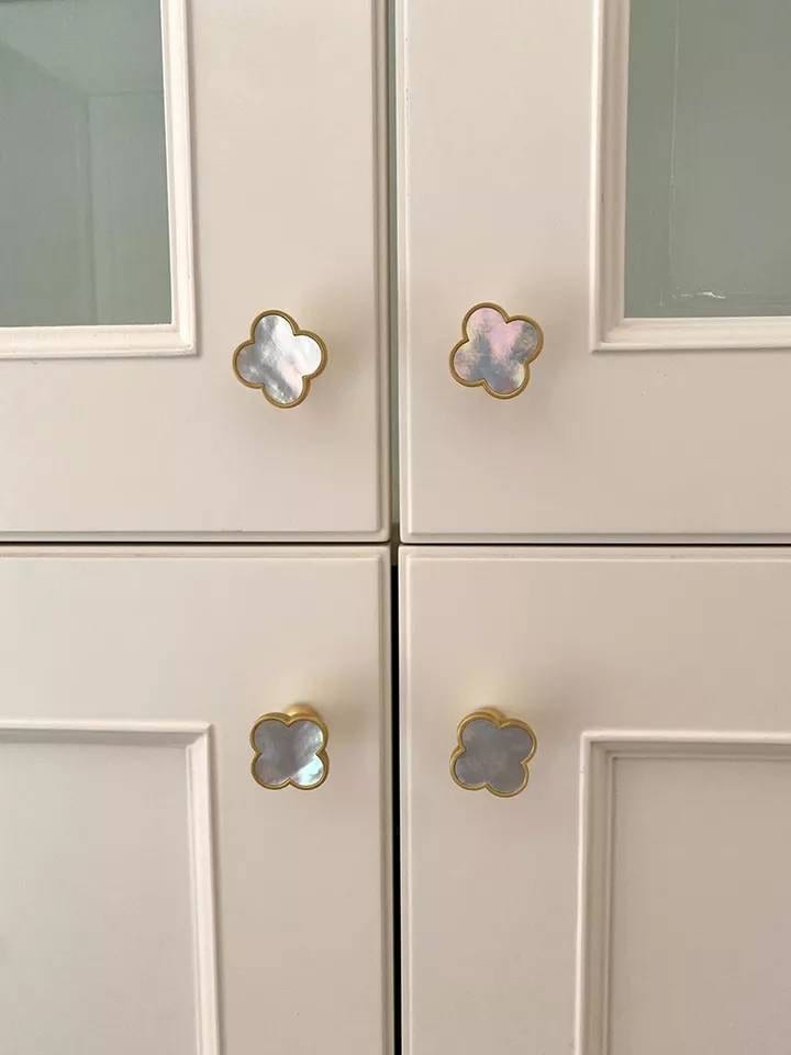 Mother of pearl clover shaped drawer pull/Brass and pearl clover cabinet handle/Iridescent shell door knob/Clover shaped pearl door handle