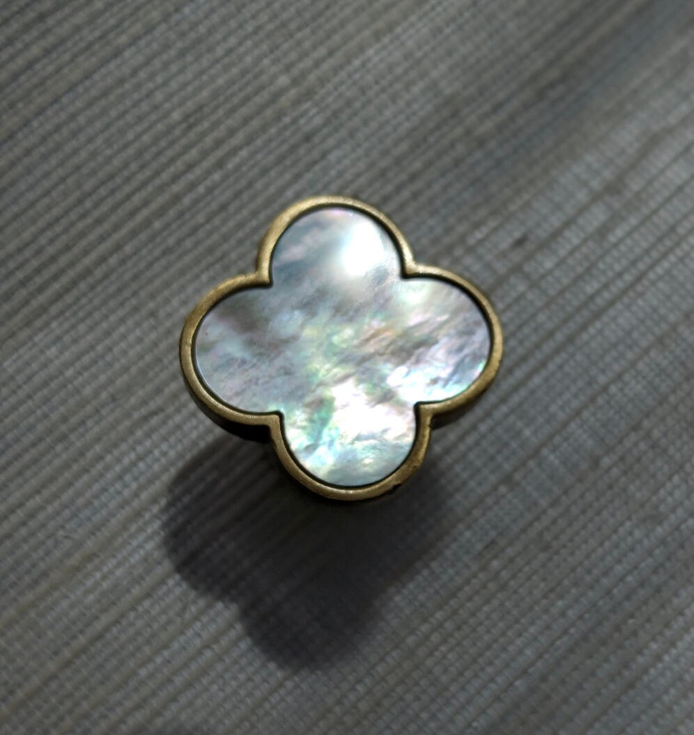 Mother of pearl clover shaped drawer pull/Brass and pearl clover cabinet handle/Iridescent shell door knob/Clover shaped pearl door handle