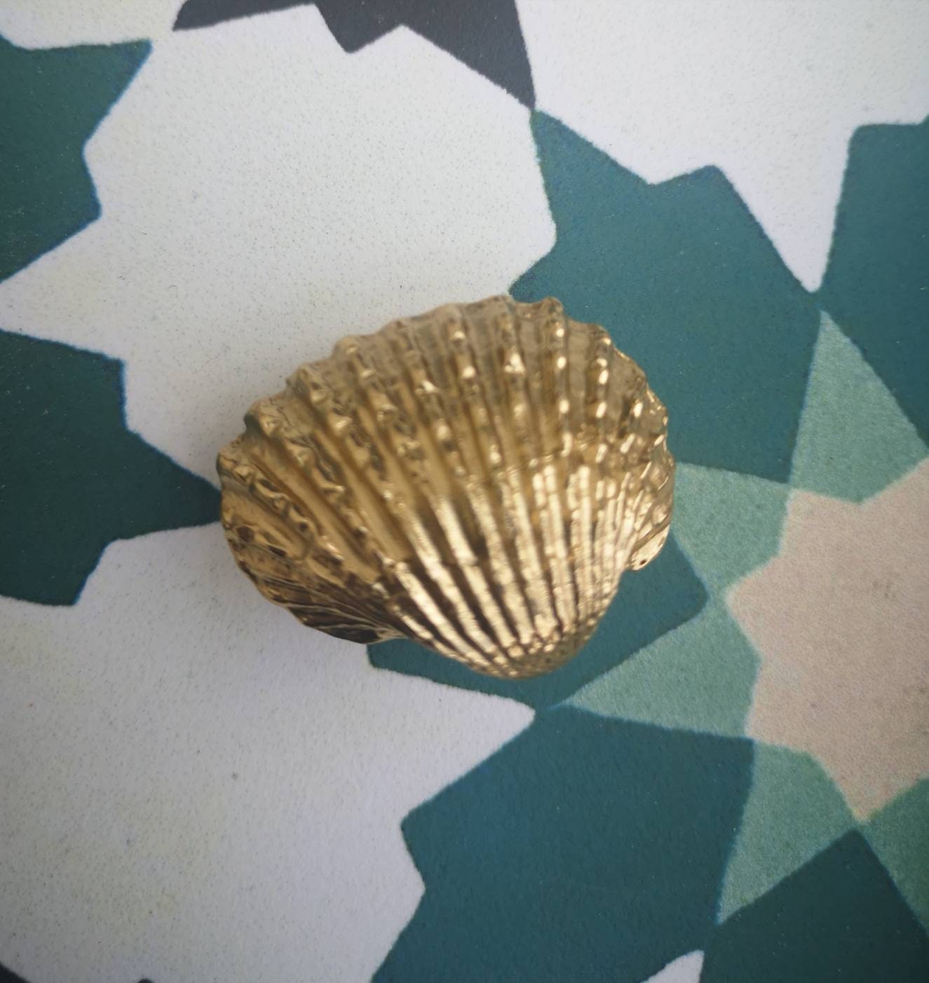 Solid brass realistic sea shell drawer handle/Gold clam shell cabinet handle/seaside themed door knob/beach decor/gold furniture hardware