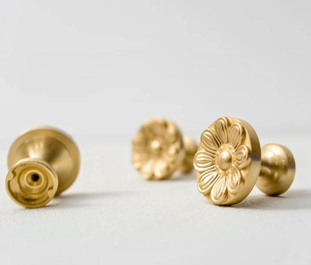 Beautiful gold brass flower pattern cabinet handle/Vintage style drawer pull/Gold brass French style door knob/bedroom furniture hardware
