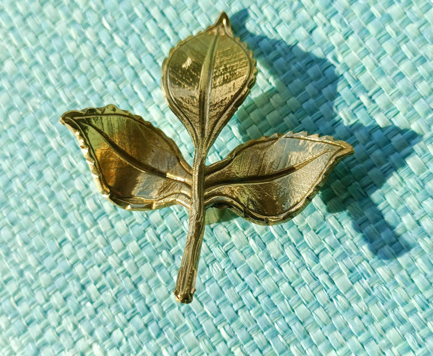 Gold brass leaf sprig cabinet handle/Leaf and stalk shaped drawer pull/Gold brass leaves door knob/brass furniture hardware/Golden leaves