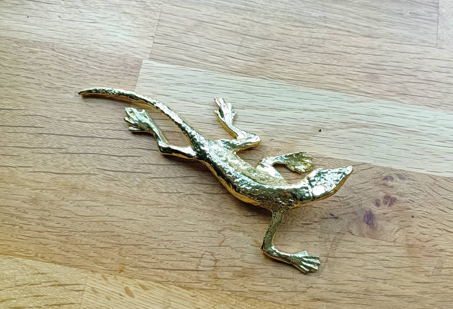 Gold lizard drawer handle/Gold Geko cabinet handle/Unique brass door handle/Brass cabinet hardware/Brass lizard door knob/Lizard door handle