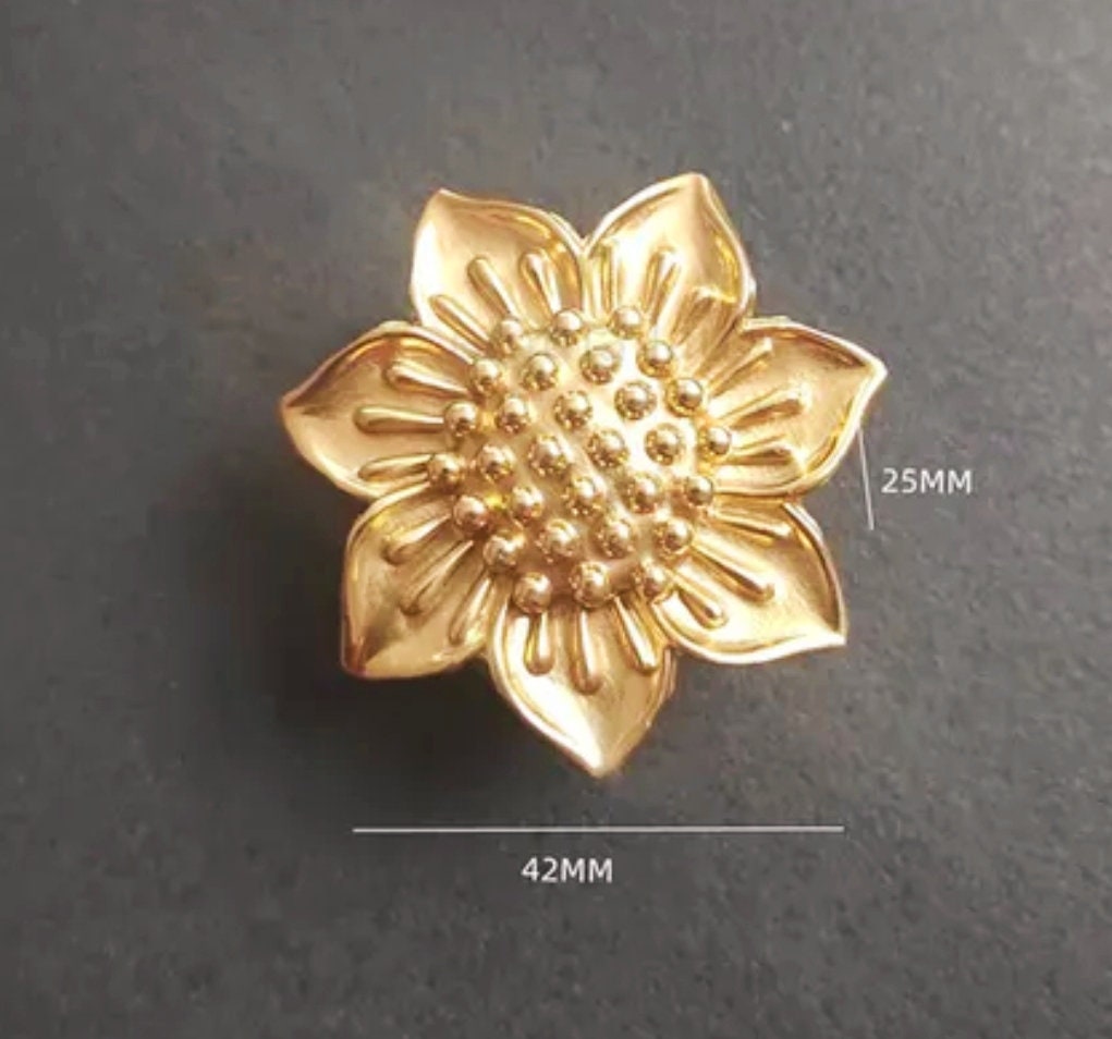 Gold Aster flower cabinet handle/Brass daisy shaped drawer pull/Brass daisy door knob/bedroom furniture hardware/Pretty daisy door handle