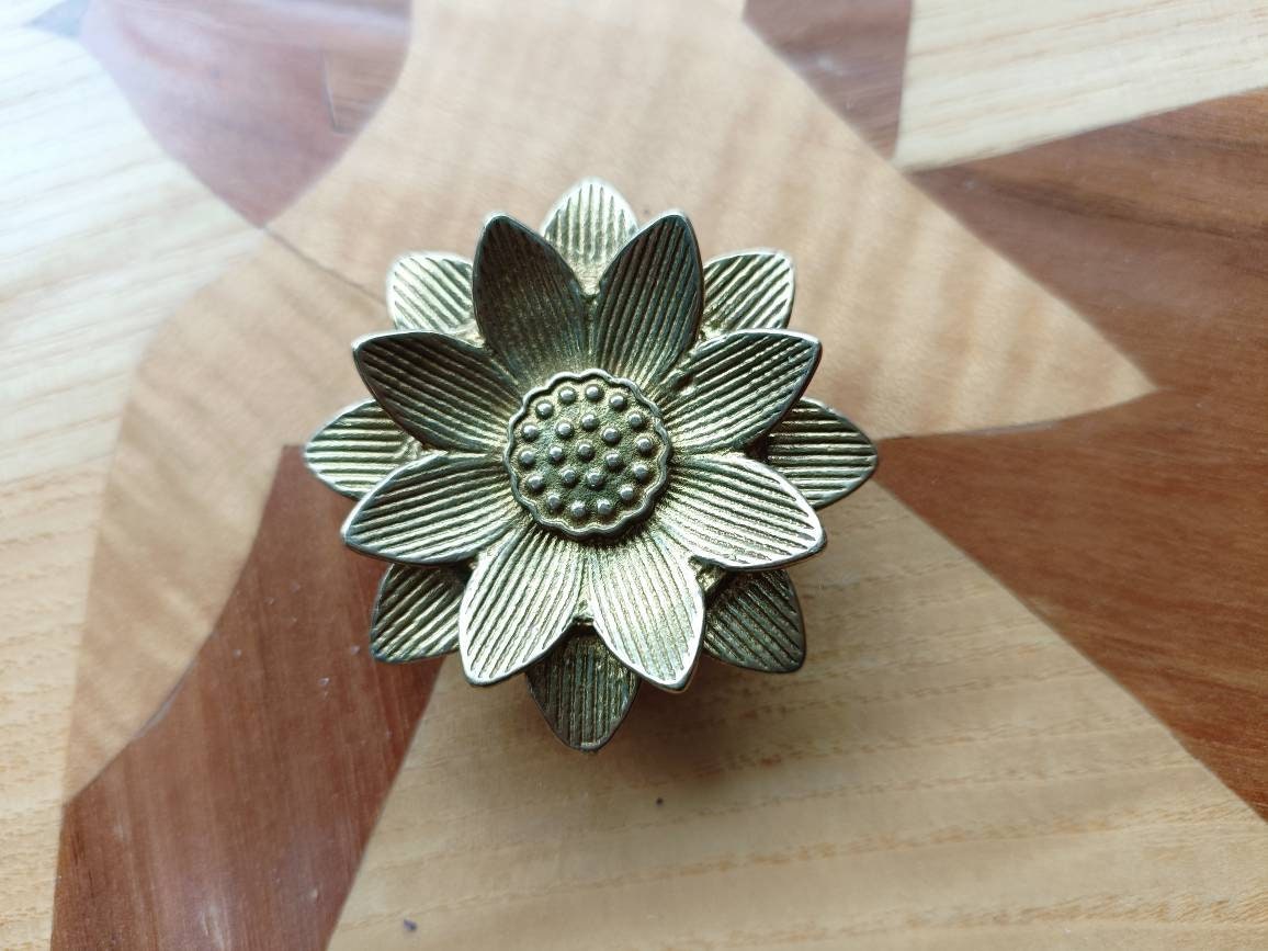 Gold brass sacred lotus flower cabinet pull/Gold water lily drawer pull/Gold flower drawer knob/Brass waterlily door knob/brass hardware
