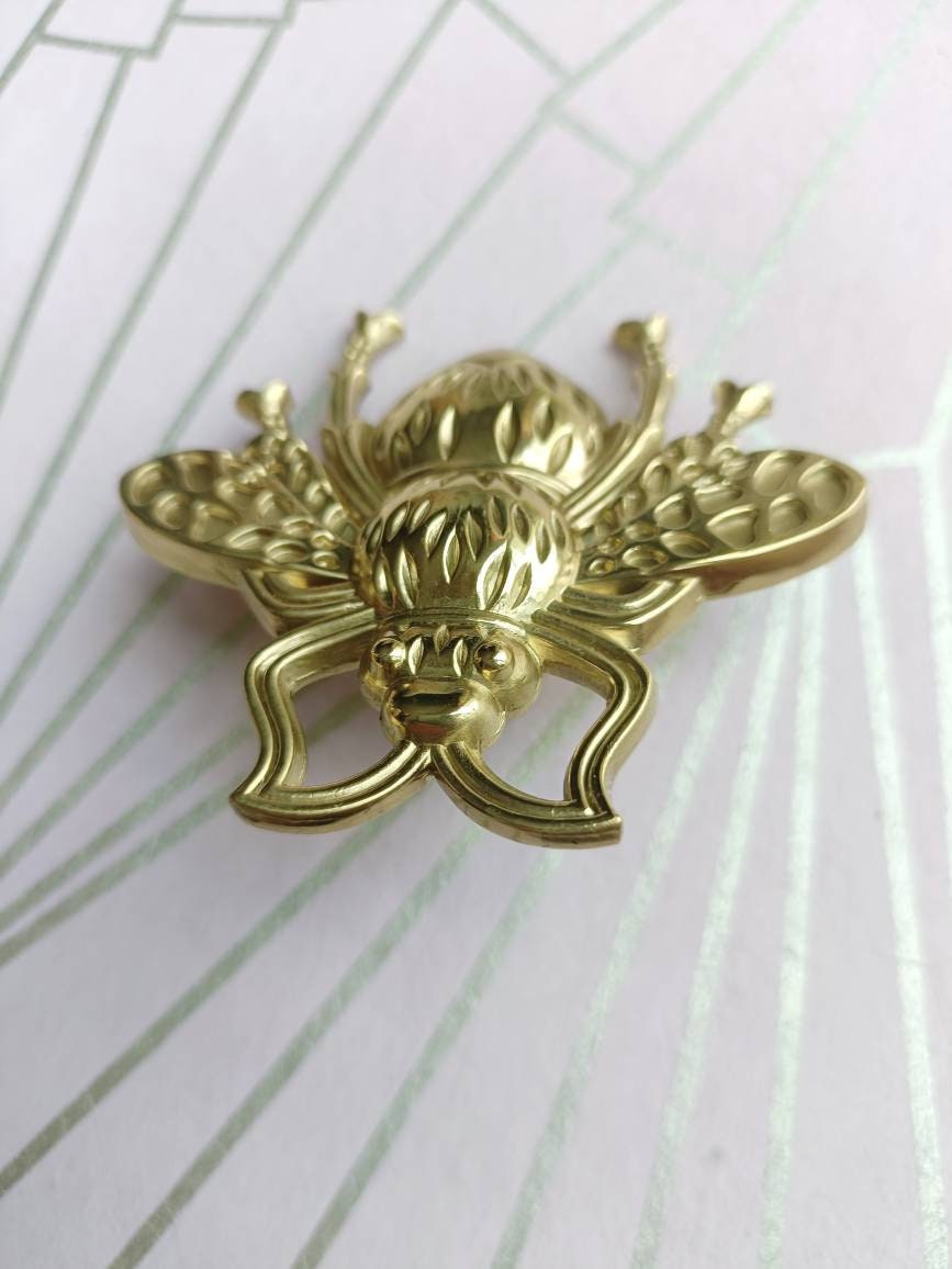 Large gold brass bumble bee drawer handle/Large honey bee shaped Cabinet Pull/Brass Bee shaped door handle/Gold brass furniture hardware