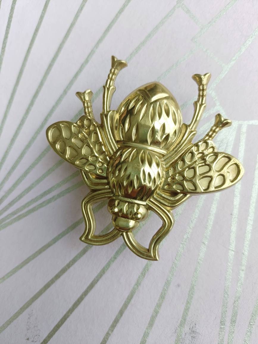 Large gold brass bumble bee drawer handle/Large honey bee shaped Cabinet Pull/Brass Bee shaped door handle/Gold brass furniture hardware