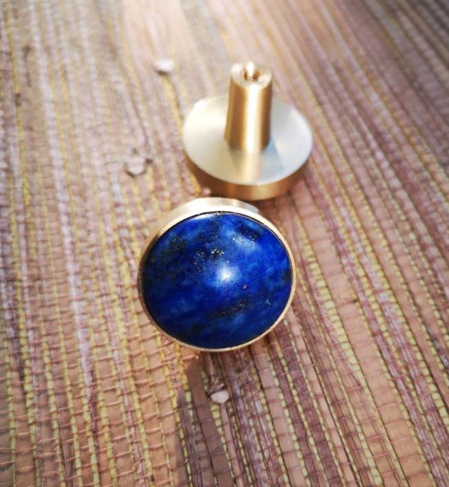 Electric blue lapis lazuli and gold brass  drawer knob/blue stone cabinet handle/gemstone drawer pull/blue cabinet handle/blue hardware