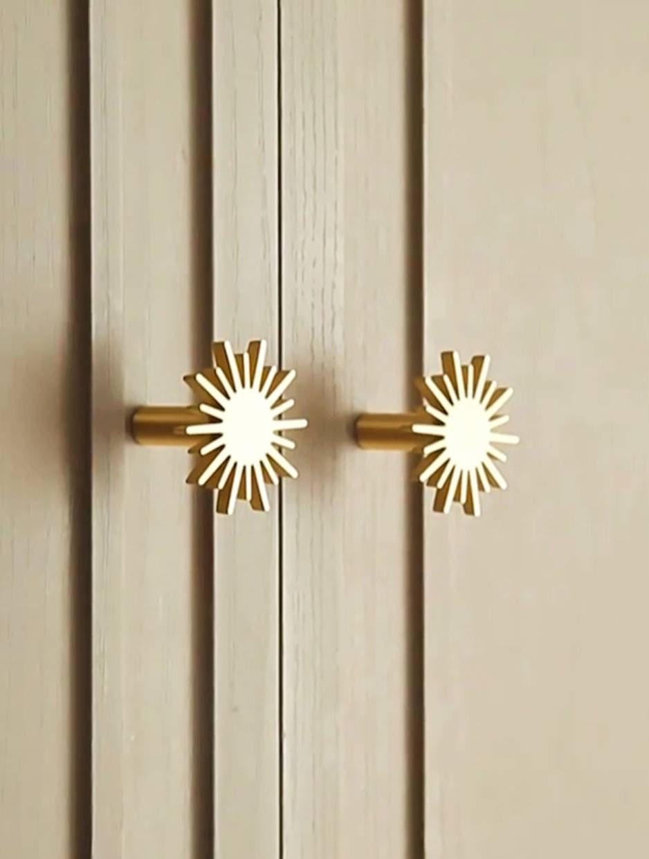 Gold brass sun door handle/star shaped drawer knob/Gold star cabinet pull/Brass furniture hardware/Nursery decor/Gold drawer pull/sunshine
