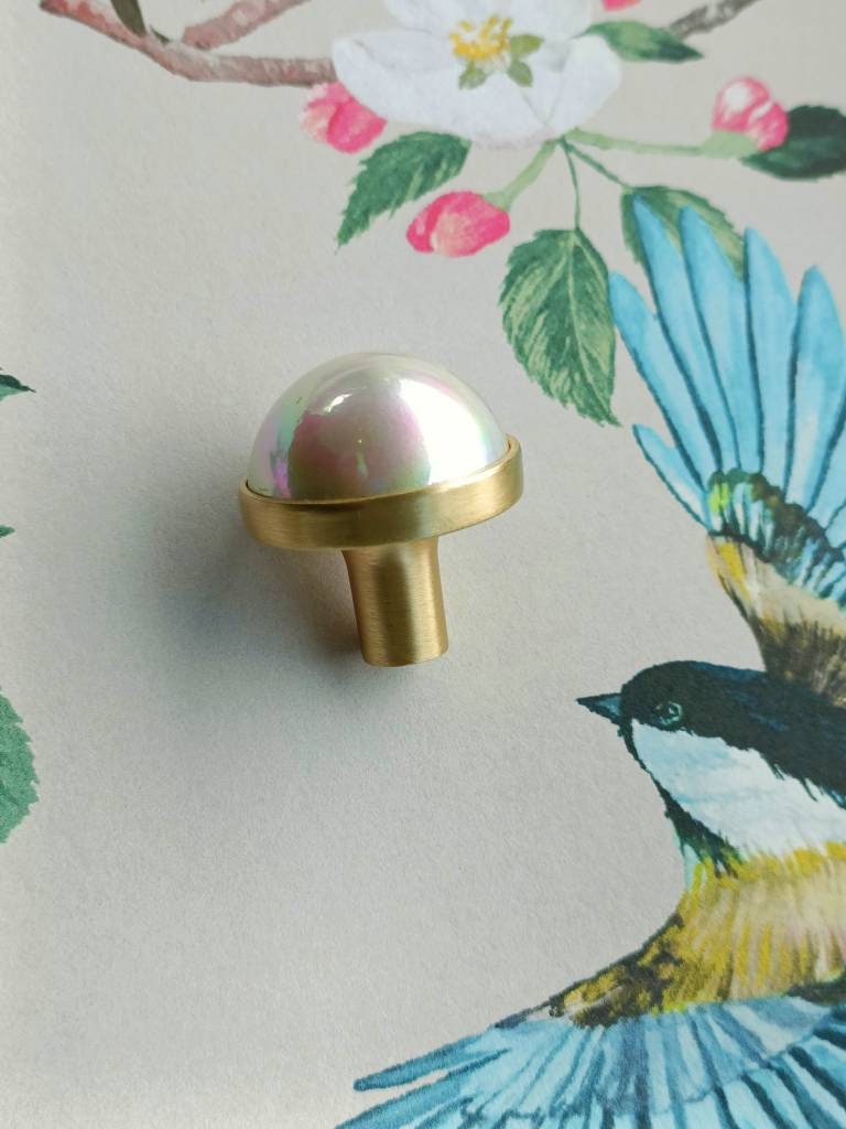 Big faux pearl and gold brass drawer pull/Pearly cabinet handle/white pearl drawer knob/round white pearl door handle/brass and pearl handle