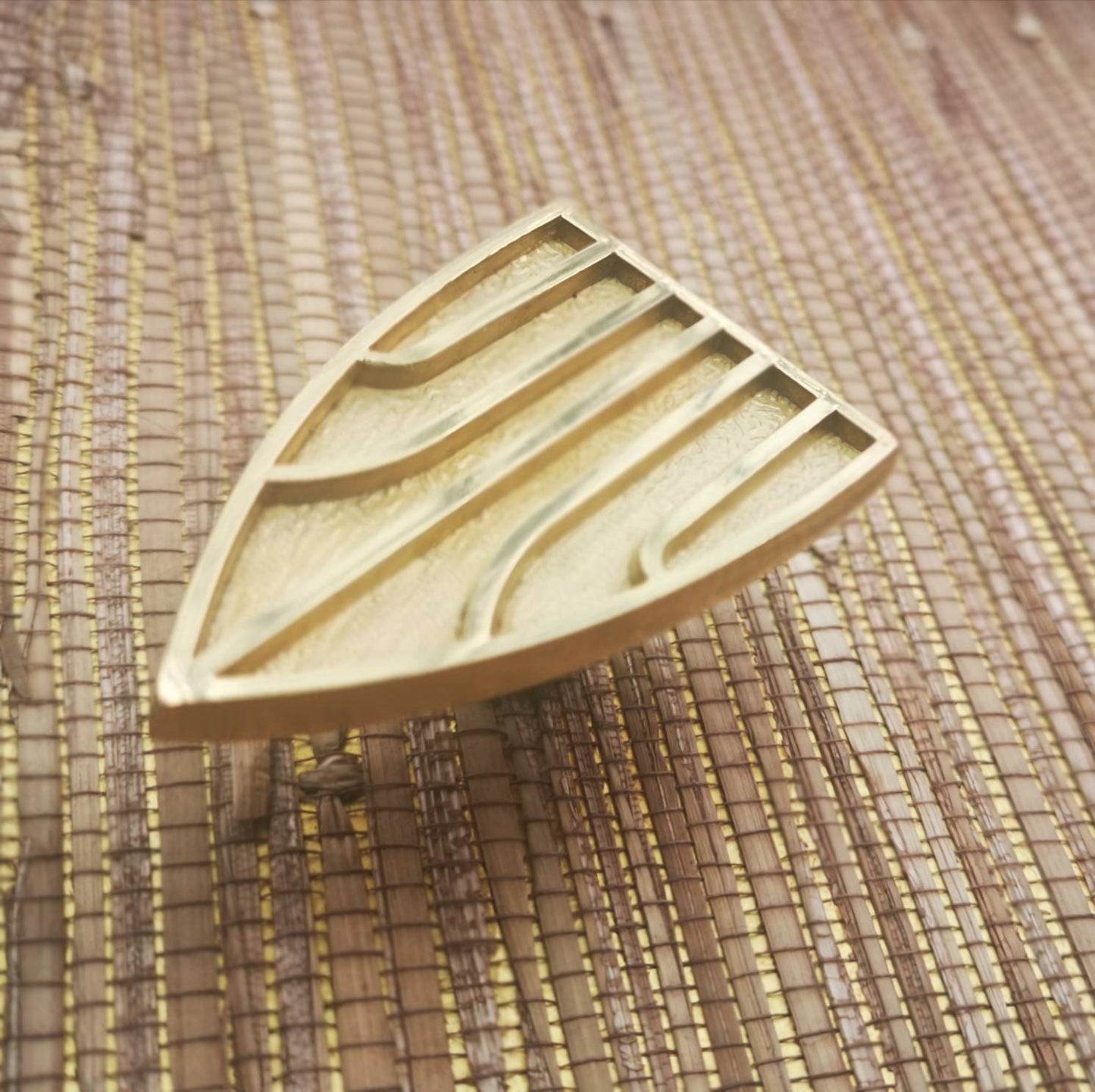 Art deco style cabinet pull/Gold geometric door handle/Brass arrow shaped drawer knob/Modern brass furniture hardware/Classic vintage handle