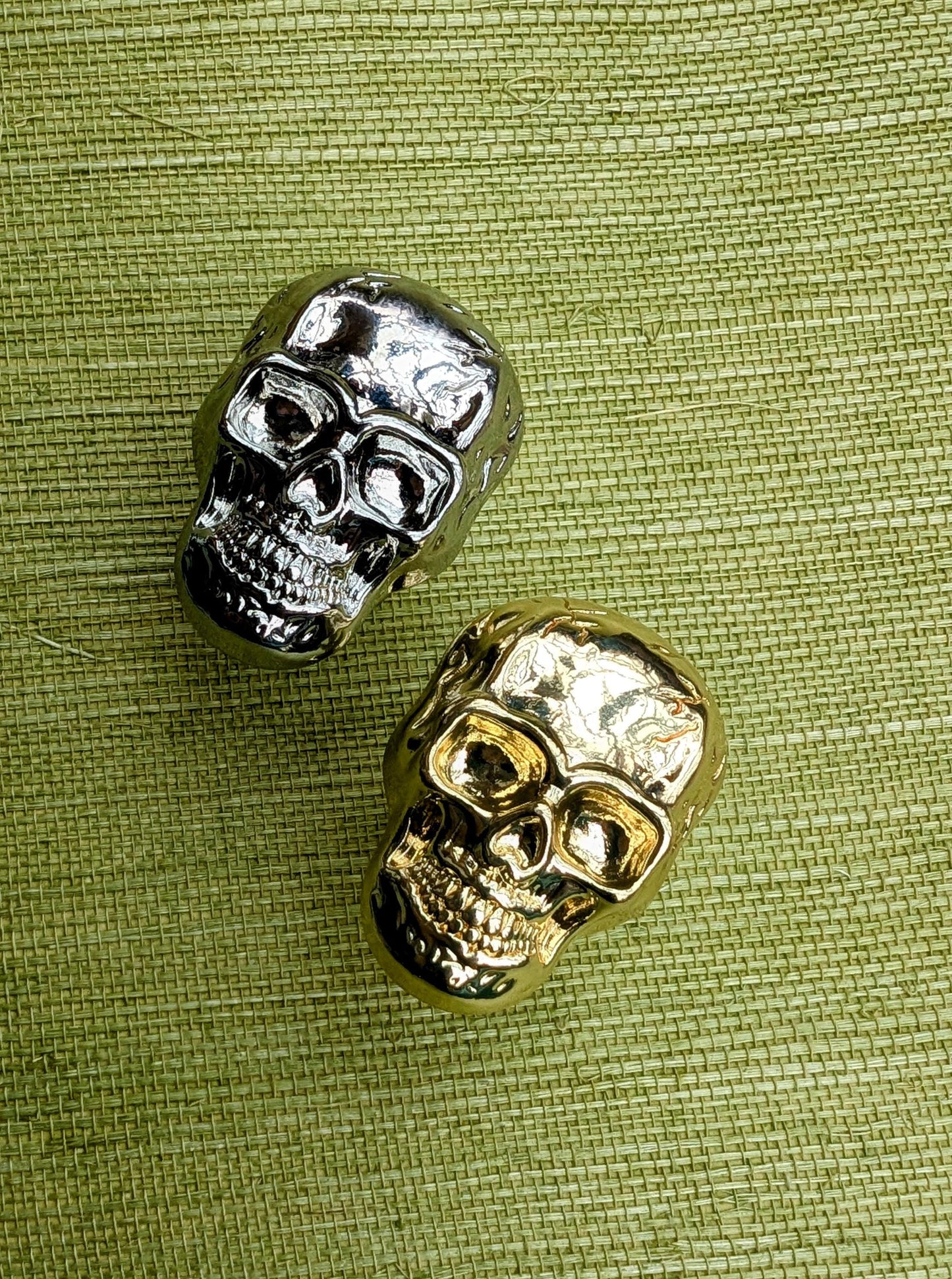 Gold or silver skull drawer handle/Skull shaped drawer pull/Gothic cabinet handle/Skull door knob/Halloween furniture hardware/Gothic core