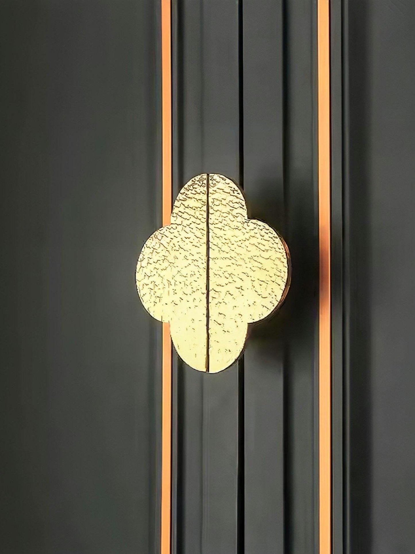 Clover shaped hammed texture drawer handle/Big Gold drawer pull/Gold Wardrobe handle/Kitchen hardware/Large cabinet handle/Gold door handle