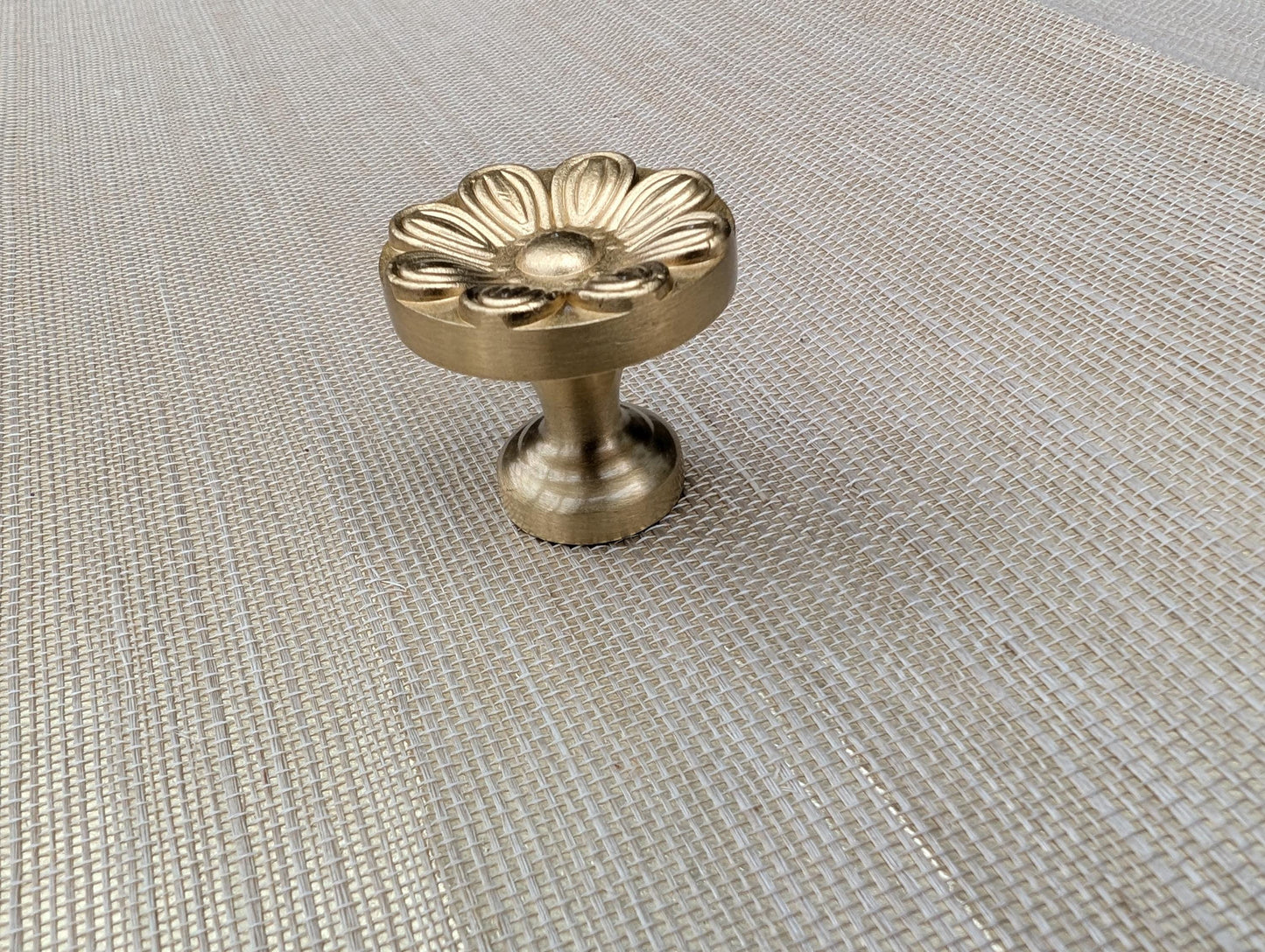 Beautiful gold brass flower pattern cabinet handle/Vintage style drawer pull/Gold brass French style door knob/bedroom furniture hardware