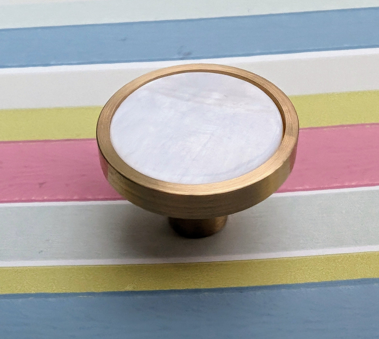 Gold rim white mother of pearl drawer pull/shell cabinet handle/white pearl drawer knob/round white pearl door handle/brass and pearl handle