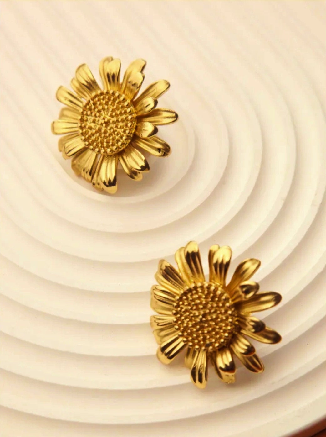 Gold Daisy cabinet handle/Brass flower shaped drawer pull/Gold brass daisy door knob/bedroom furniture hardware/Fresh daisy door handle