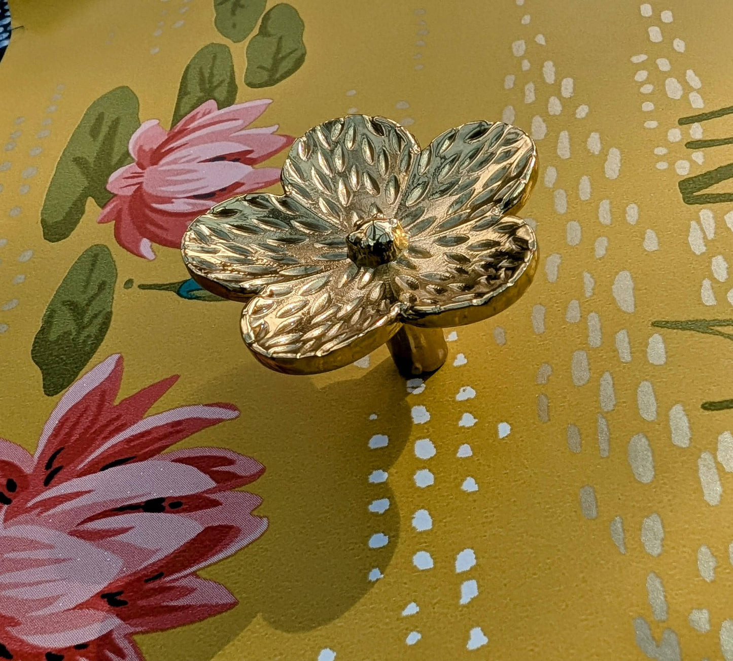 Gold brass flower door handle/Daisy cabinet pull/Flower drawer knob/Flower shaped cabinet handle/Floral door knob/Brass furniture hardware