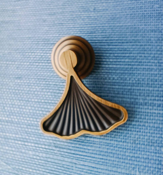 Aged brass ginkgo drop leaf drawer handle/leaf shaped cabinet pull/gold leaf drawer pull/gold furniture hardware/gold cabinet door handle
